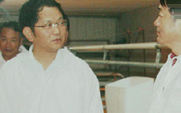 上海市原农委主任孙雷来东石种猪场考察